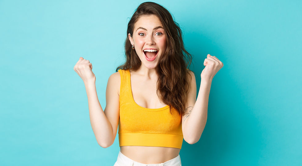 mulher cheia de energia e alegre