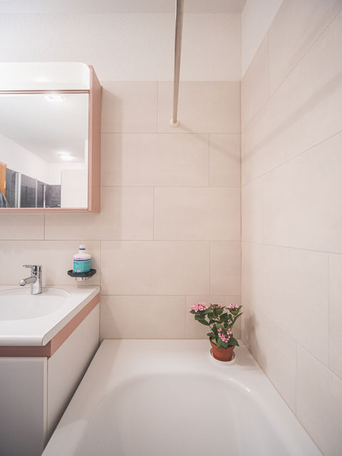Badezimmer Bad Dusche WC Keramik Naturstein Mosaik Platten Boden Plattenleger Bati Winterthur