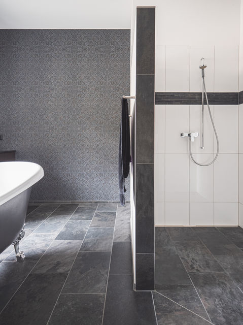 Badezimmer Bad Dusche WC Keramik Naturstein Mosaik Platten Boden Plattenleger Bati Winterthur