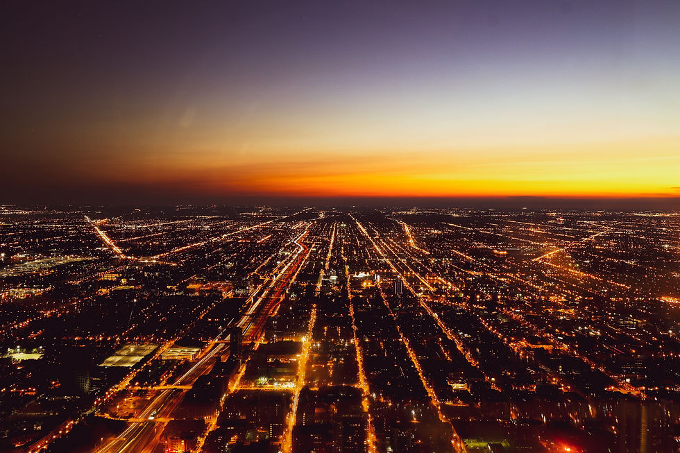 Vue aérienne nocturne de Chicago, lumières scintillantes au coucher du soleil