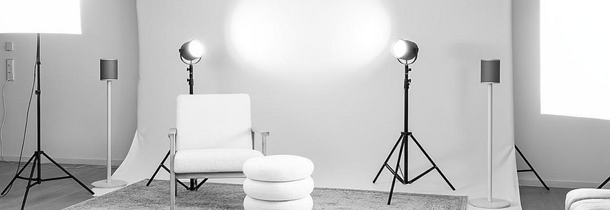 Studio photo : fauteuil et poufs, éclairage professionnel