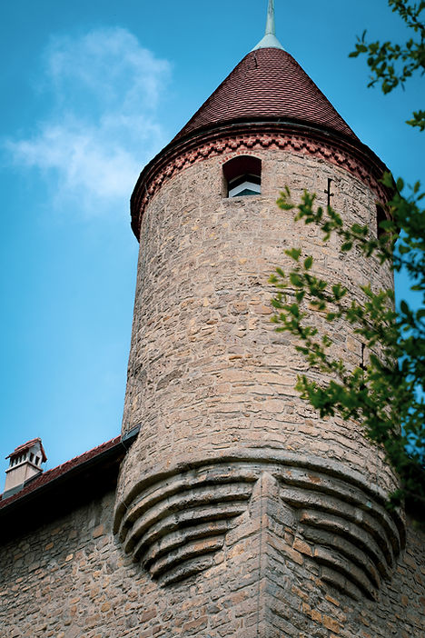Tour de pierre médiévale, toit conique rouge