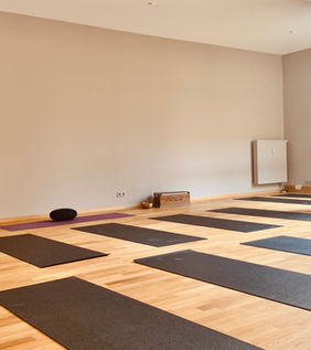 heller Raum im Yogastudio mit Yogamatten in Potsdam