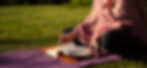 Yoga Jounaling auf einer Wiese