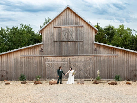 Texas barn couple who knew how to build their wedding guest list