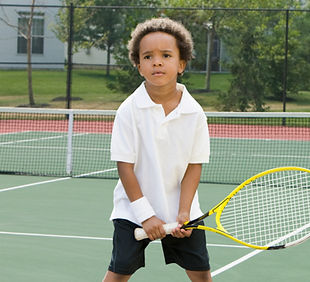 Junge, der Schläger hält