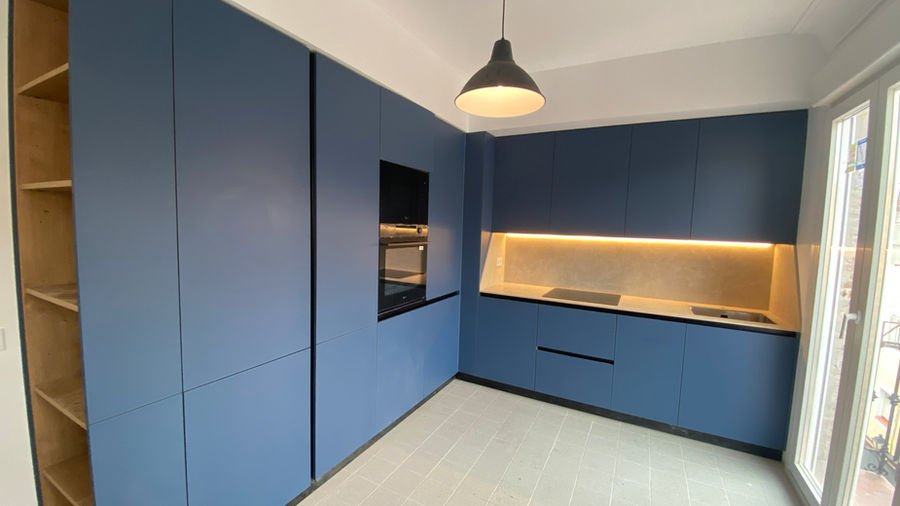 Cocina azul con estantería de madera