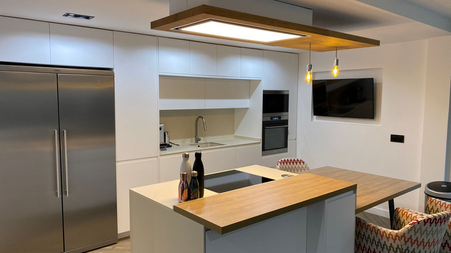 Cocina con isla y barra de madera
