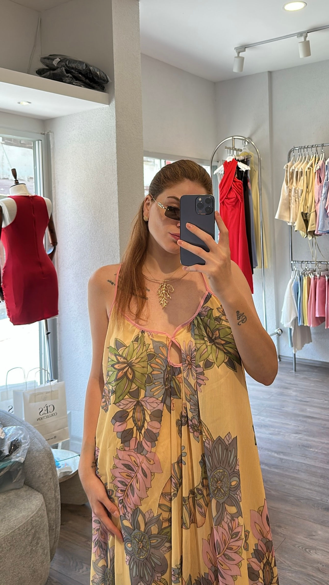 Desenli sırt detaylı elbise