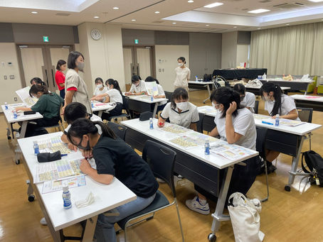岳南朝日新聞お母さんの街ある記「みんなで子育てをサポートしよう！中高生のための子育て体験授」2024年12月