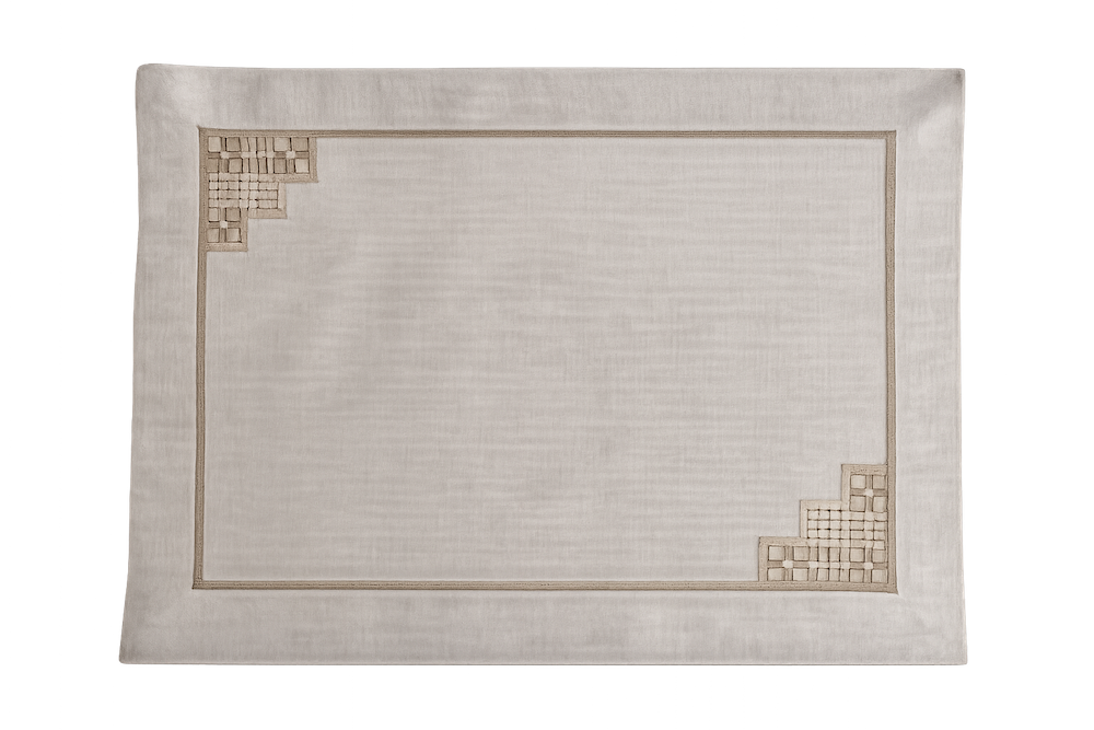 Jogo Americano Cambraia Natural Bordado Fendi