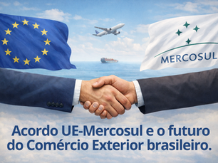 Mãos de homens de negócio se cumprimentam, cada qual diante das bandeiras de União Europeia e Mercosul. Ao fundo, um navio no oceano e um avião no céu.
