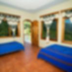 hotel-el-mirador-lanquin-habitacion-triple-tres-camas-vista-ventanas
