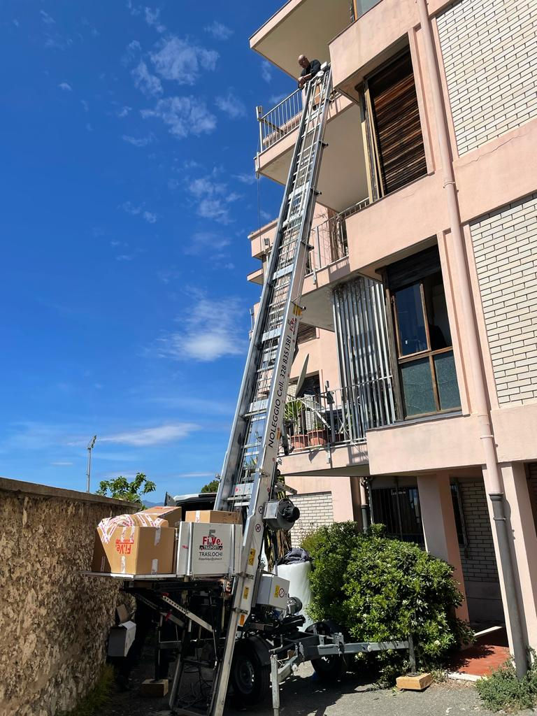 Trasloco di successo a Cagliari grazie alla nostra scala mobile esterna