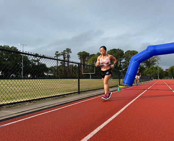 florida ultrarunner Loan Vo running on a track