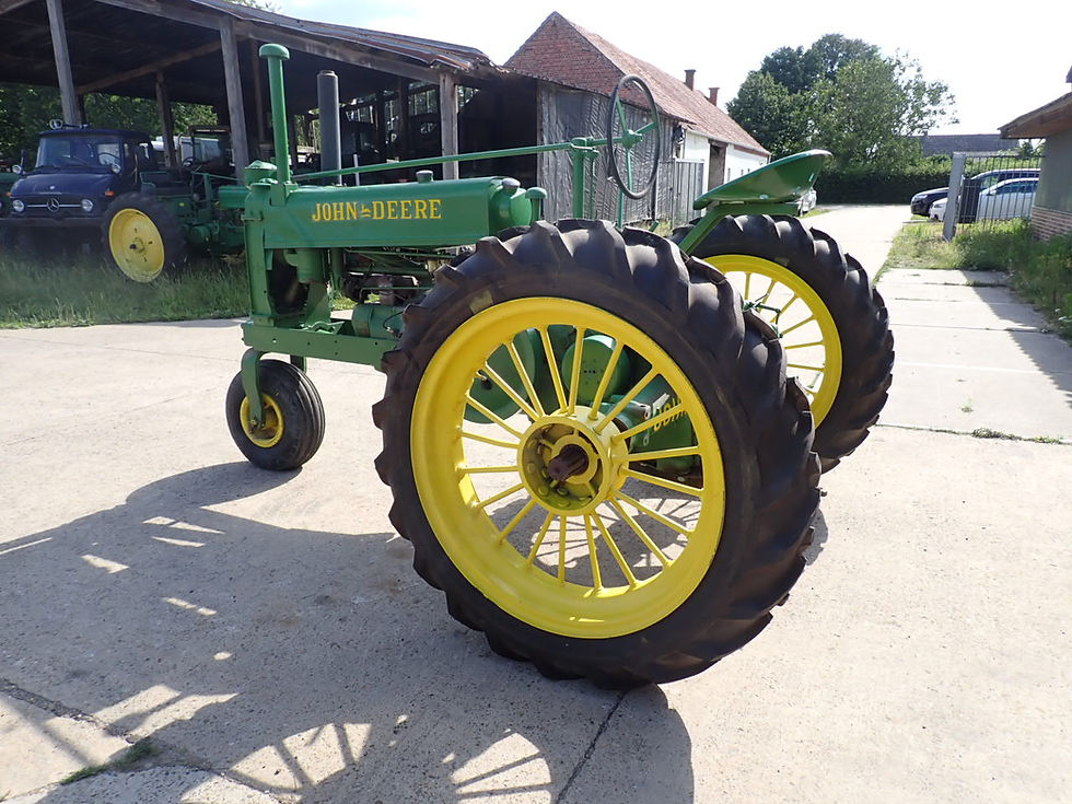 Miniatura: John Deere A  Unstyled,  single front, round spokes, 1937