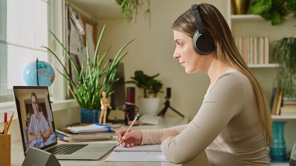 Femme qui consulte une psychologue ou une travailleuse sociale en ligne en téléconsultation