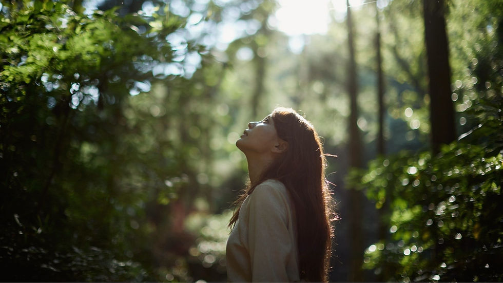 Une femme qui respire en nature
