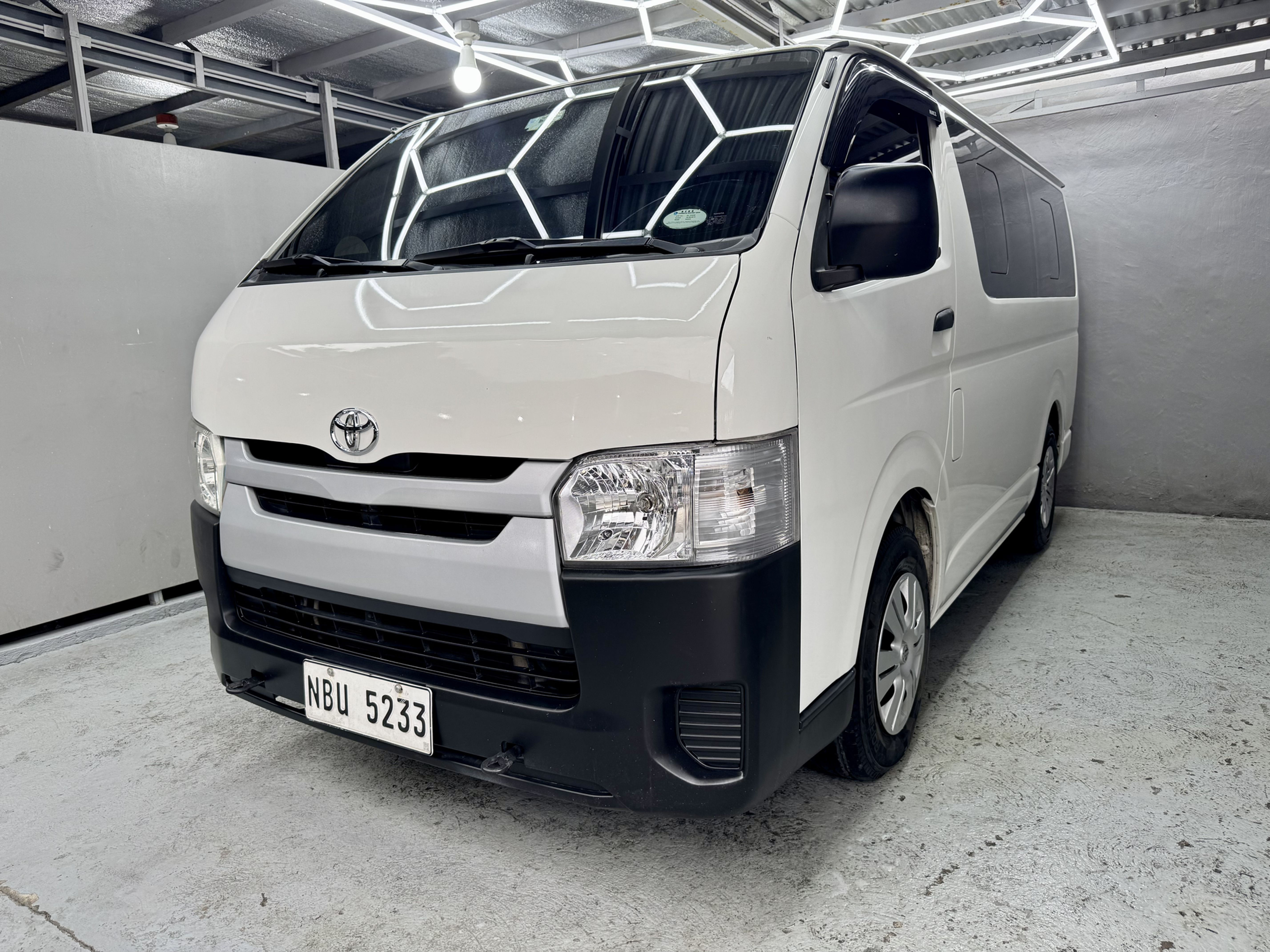 2017 TOYOTA HIACE COMMUTER 3.0 M/T MANUAL FRESH UNIT INSIDE AND OUT! PERSONAL US