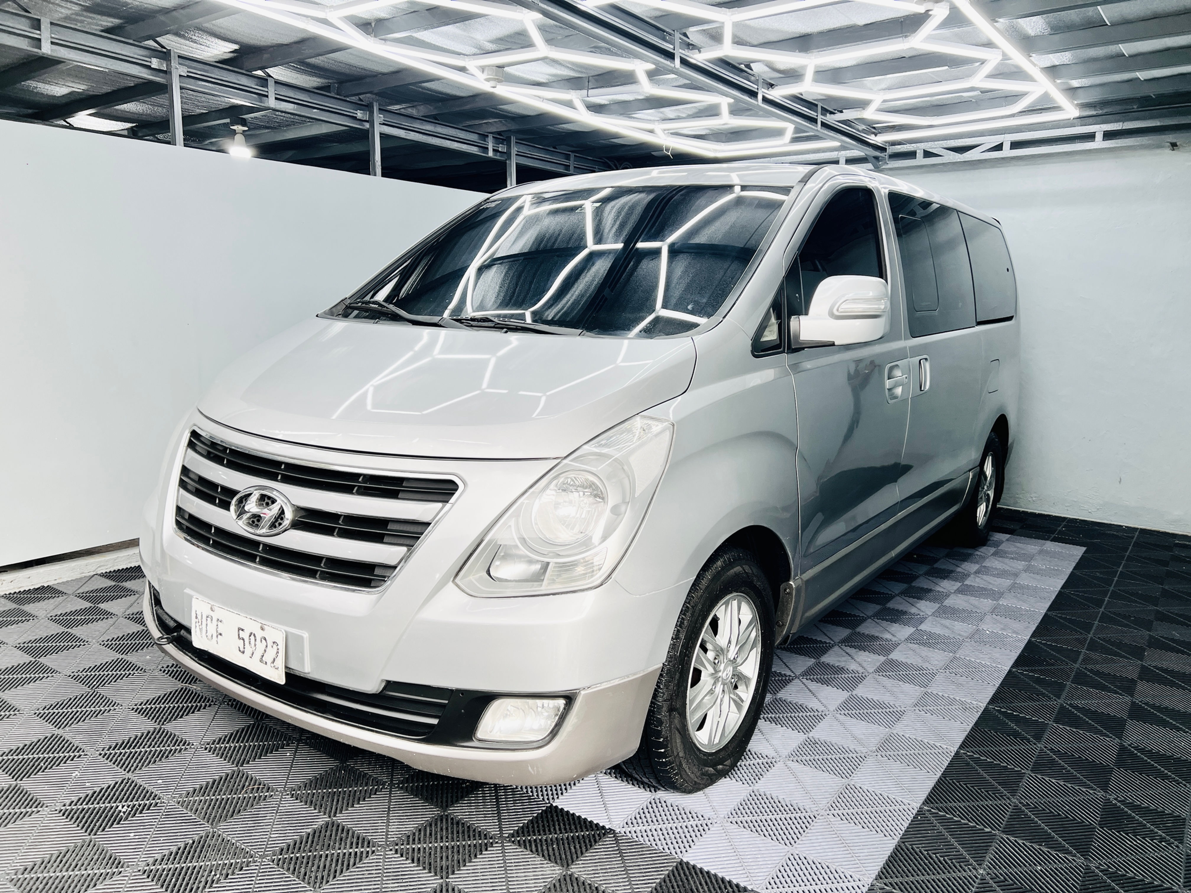 2016 HYUNDAI GRAND STAREX 2.5L GOLD VGT CRDI GLS A/T 2-TONE • PANG NEGOSYO & PAN