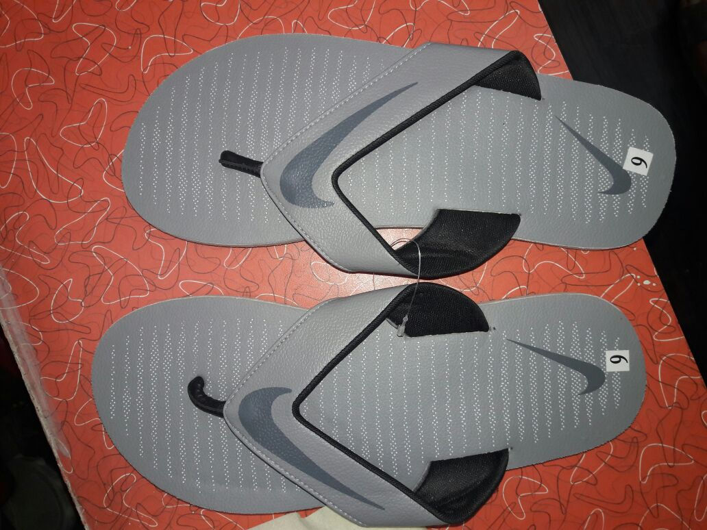 NIKE SLIPPERS