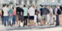 Menschenmenge auf dem Bürgersteig
