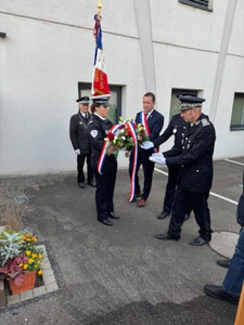 Cérémonie commémorative du décès de l’Officier de paix Bernard VANIER, tué en service commandé le 17 Novembre 1991, au Commissariat de Police de Saint-Louis.
