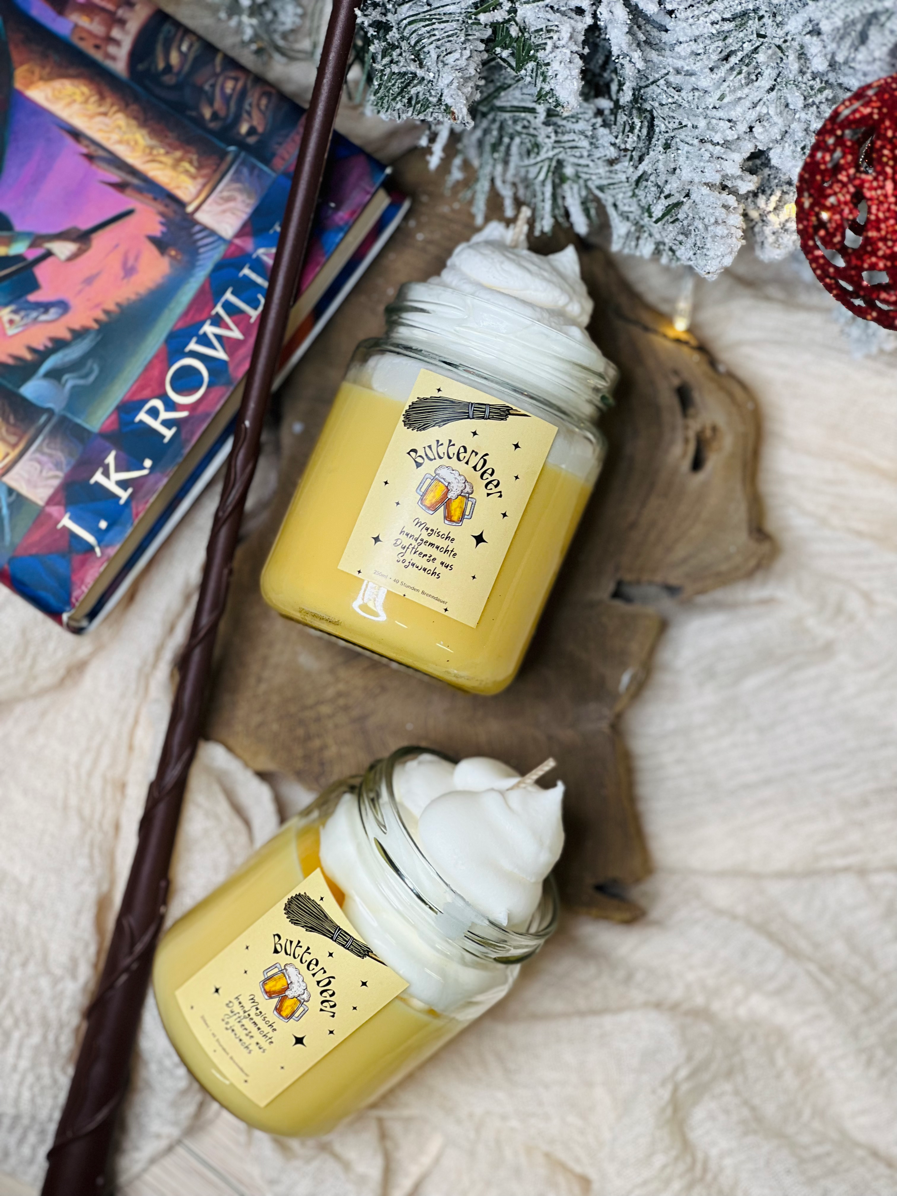 Zwei Butterbeer-Kerzen mit Text auf Etikett, eine Zauberstab und Weihnachtsbaum, NALU.