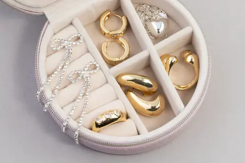 Place gold and silver jewelry in separate compartments. You may prefer to store your jewelry in an airtight container.