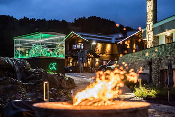 Hotel von außen in der Dämmerung