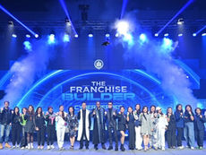 นายอามัน คาพัว รองกรรมการผู้จัดการใหญ่สายงานบริหารตัวแทน บมจ.อลิอันซ์ อยุธยา ประกันชีวิต กล่าวว่า “การจัดงาน The Franchise Builder ในปีนี้ สะท้อนแนวคิดการสร้างผู้นำยุคใหม่ที่ต้องกล้าคิด กล้าตัดสินใจ และรับผิดชอบต่อผลลัพธ์ของตนเอง พร้อมใช้เทคโนโลยี โดยเฉพาะ AI เป็นเครื่องมือสำคัญในการขับเคลื่อนทีมและยกระดับศักยภาพการแข่งขัน ซึ่งก้าวเข้าสู่ปีที่ 4 และมีผู้สมัครเข้าร่วมมากกว่า 1,000 คนทั่วประเทศ ตอกย้ำให้เห็นถึงความมุ่งมั่นในการพัฒนาศักยภาพในทุกด้าน The Franchise Builder 2026 เป็นการแข่งขันตลอดทั้งปี ครอบคลุมกิจกรรมทั้งรูปแบบ Onsite และ Online ผู้เข้าร่วมต้องผ่านภารกิจที่เชื่อมโยงกับการสร้างทีมคุณภาพ การขยายผลงานเชิงกลยุทธ์ และการบริหารทีมงานอย่างเป็นระบบ โดยทุกภารกิจได้รับการพัฒนาในรูปแบบ Gamification เปรียบเสมือนเกมธุรกิจที่ผู้เข้าแข่งขันต้องวางแผน ตัดสินใจ และรับผิดชอบผลลัพธ์ด้วยตนเอง ทั้งในรูปแบบการแข่งขันเดี่ยวและแบบทีม ปีนี้ได้พัฒนา Web Application ของ The Franchise Builder เพื่อแสดงผลการแข่งขันแบบเรียลไทม์ ช่วยกระตุ้น Performance และสร้างแรงจูงใจให้ผู้เข้าแข่งขันรักษามาตรฐานผลงานอ