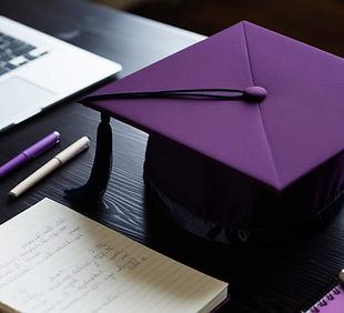 crie uma imagem de um capelo de graduação sobre uma mesa com objetos comuns da rotina acad