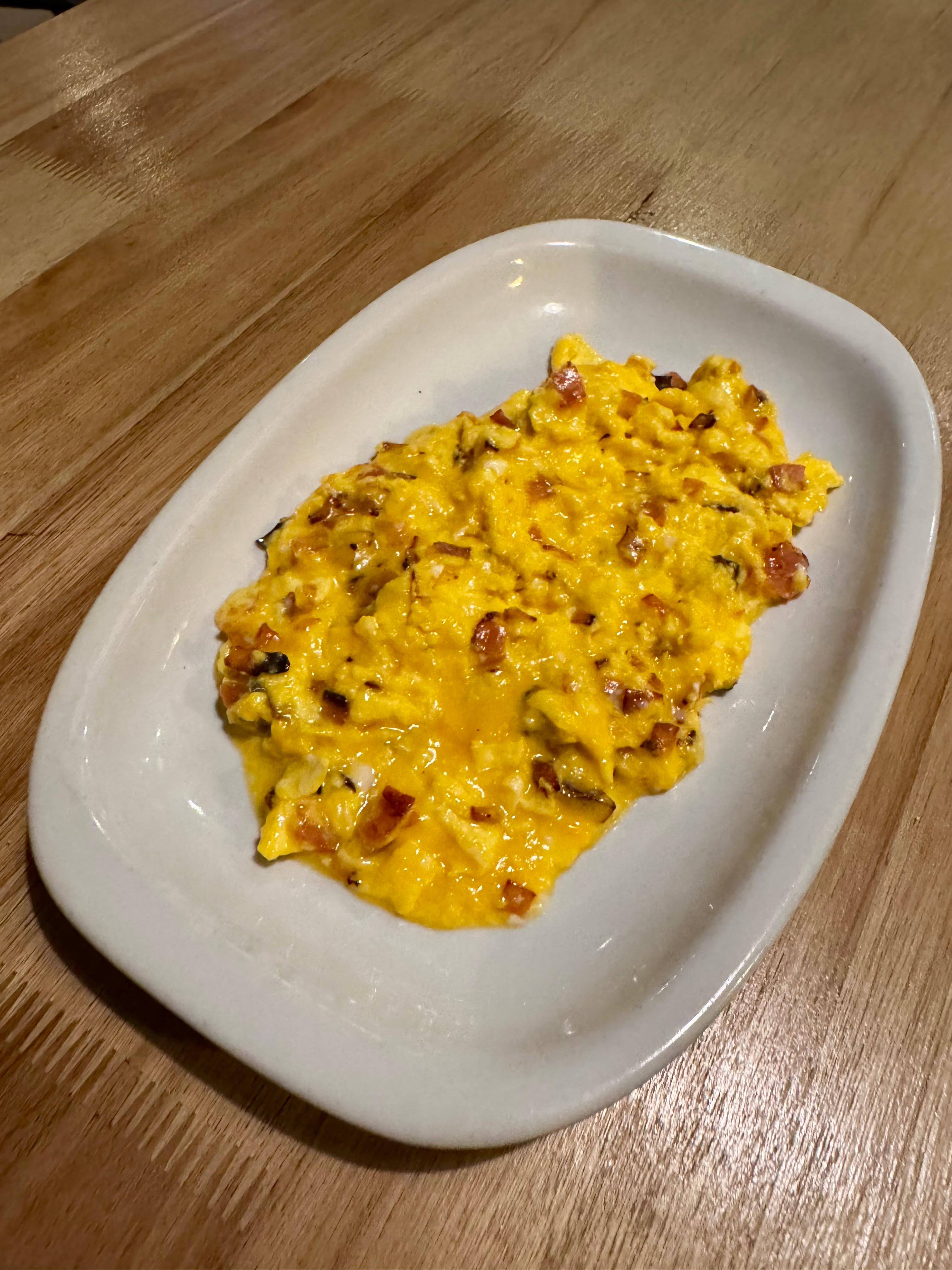 Huevo revuelto con panceta y cheddar.