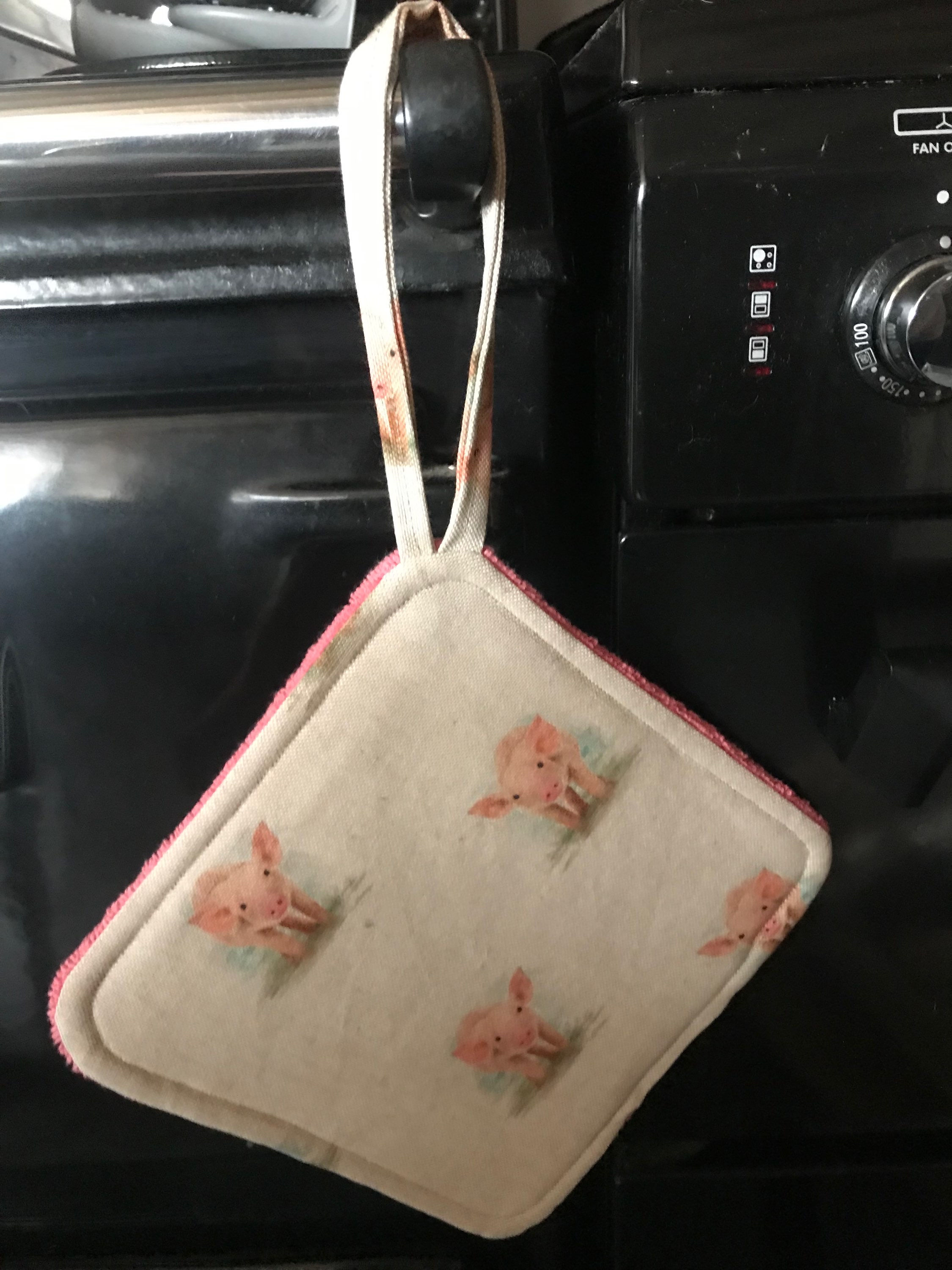 Hanging pot holder in a pig design 