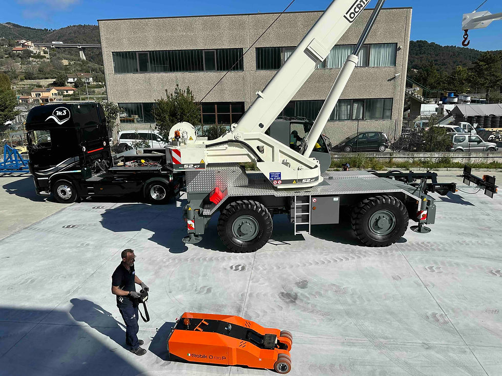 Movimentazione imbarcazioni nel cantiere M3 Servizi Nautici di Andora: camion, gru e movimentatore radiocomandato Robik