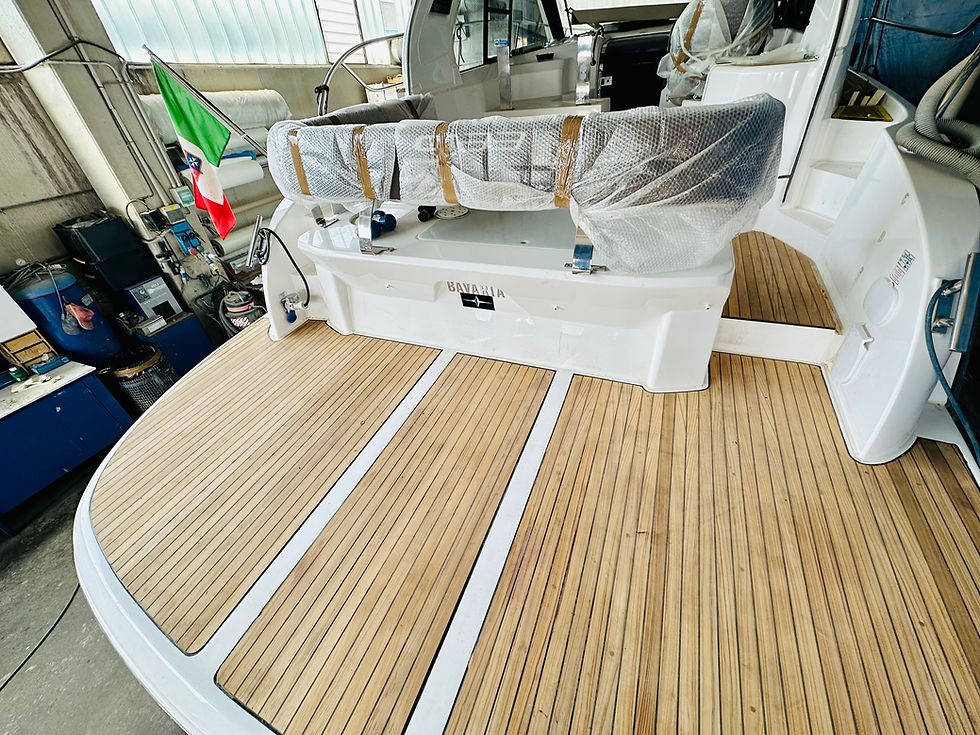 Plancetta di poppa maggiorata in teak in lavorazione su un Bavaria nel cantiere M3 Servizi Nautici di Andora