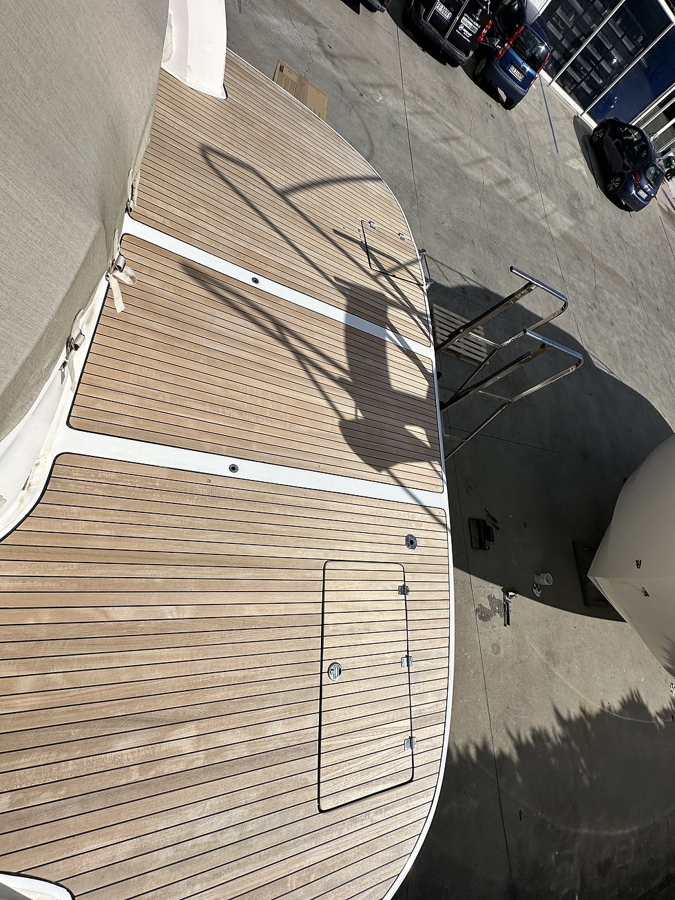 Plancetta maggiorata in teak con scaletta integrata, realizzata nel cantiere di Andora