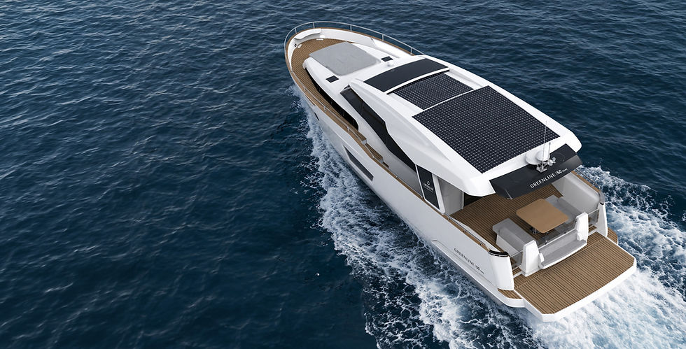 Greenline 50 Coupé visto dall'alto: pannelli solari sul tetto e pozzetto in teak
