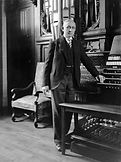 Marcel_Dupré_devant_son_orgue_à_Meudon.j
