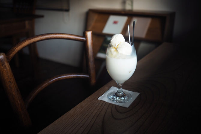 8月限定 桃のラッシーと桃のラッシーフロート