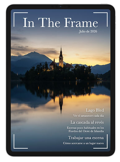 Maqueta digital de la revista In The Frame mostrada en un iPad con una portada de fotografía de paisajes.