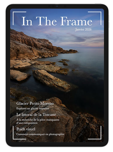 Maquette numérique du magazine In The Frame affichée sur un iPad avec une couverture de photographie de paysage.