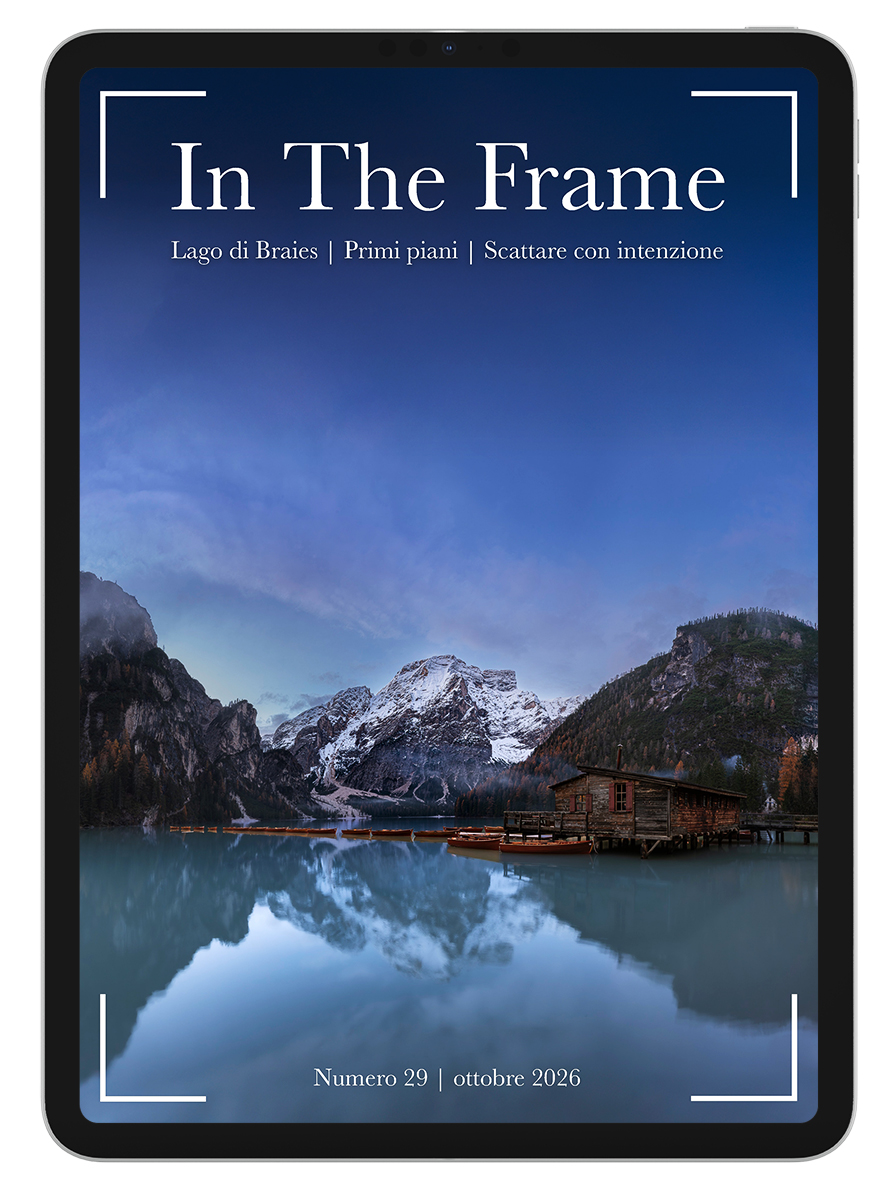 Mockup digitale della rivista In The Frame visualizzato su un iPad con una copertina di fotografia di paesaggio.