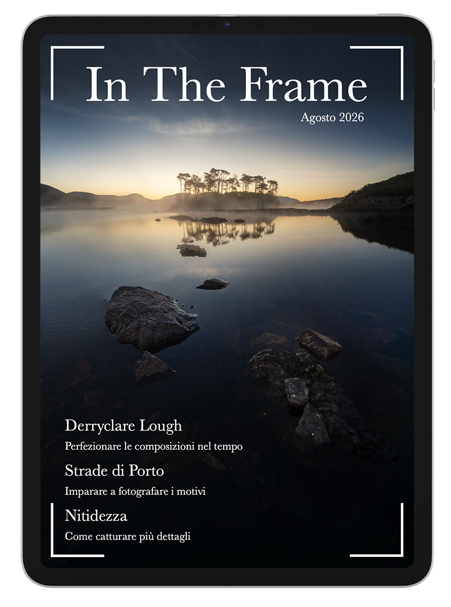 Mockup digitale della rivista In The Frame visualizzato su un iPad con una copertina di fotografia di paesaggio.