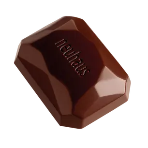 THE STORY BEHIND JEAN
This praline is named after Jean Neuhaus Jr., the grandson of founder Jean Neuhaus and the inventor of the Belgian praline. A milestone in Belgian history. All named after members of the Neuhaus family, these pralines celebrate the Neuhaus legacy. Each one represents a story and a personality: Jean is intense and strong with dark Peruvian origin chocolate, Louise is elegant and refined with a sweet, smooth ganache of Javan origin, and Suzanne is musical with a melodic, refreshing raspberry center.