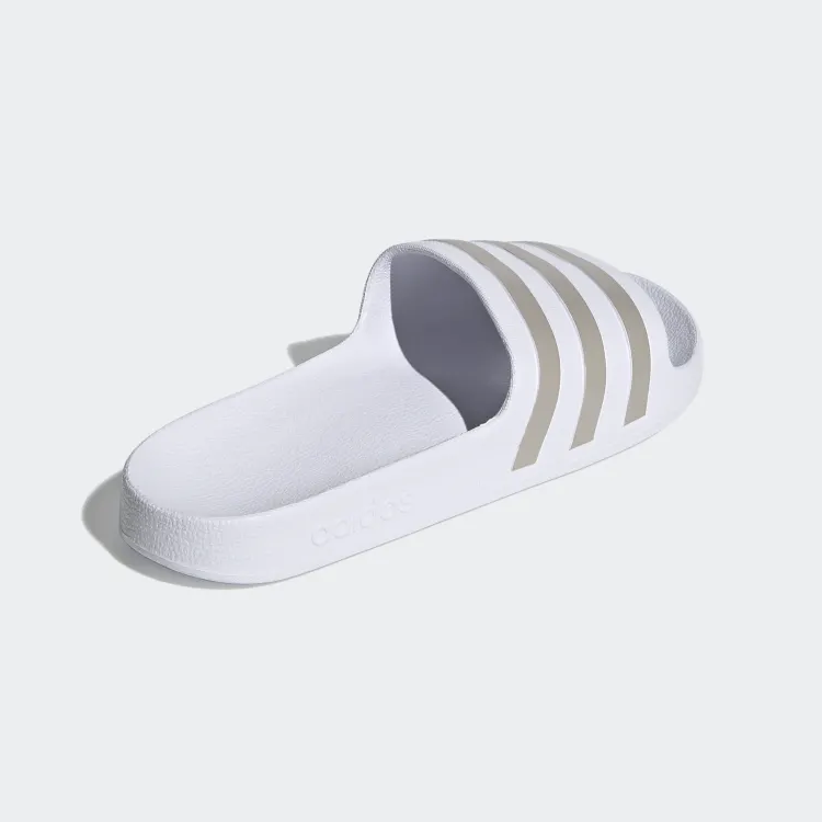 Miniaturbild: adidas® Aqua Adilette in Cloud White / Platinum Metallic