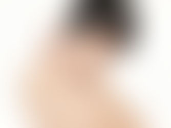 首や肩を両手で揉む女性の後姿