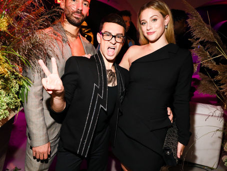 Como Lili Reinhart e seu cachorrinho, Milo, estão aproveitando o Natal este ano