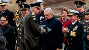 Salvador Cienfuegos: condecorado por AMLO, pero investigado en Estados Unidos