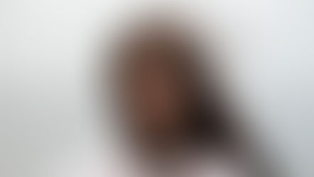 Teenagerka s rozcuchanými vlasy ve větru, která působí zmateně a emotivně – metafora emoční bouře v období dospívání.